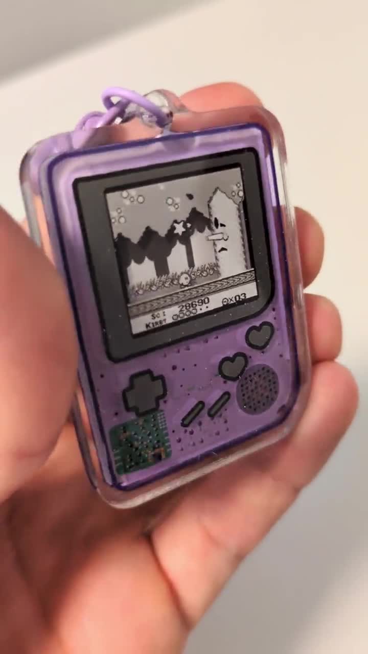 3Dゲームボーイカラーキーホルダー、レトロピクセルアートチャーム