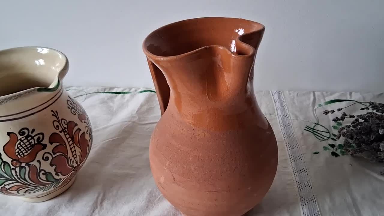 ヴィンテージの陶器製水差し：素朴な魅力を持つ田舎風の陶器テラコッタ