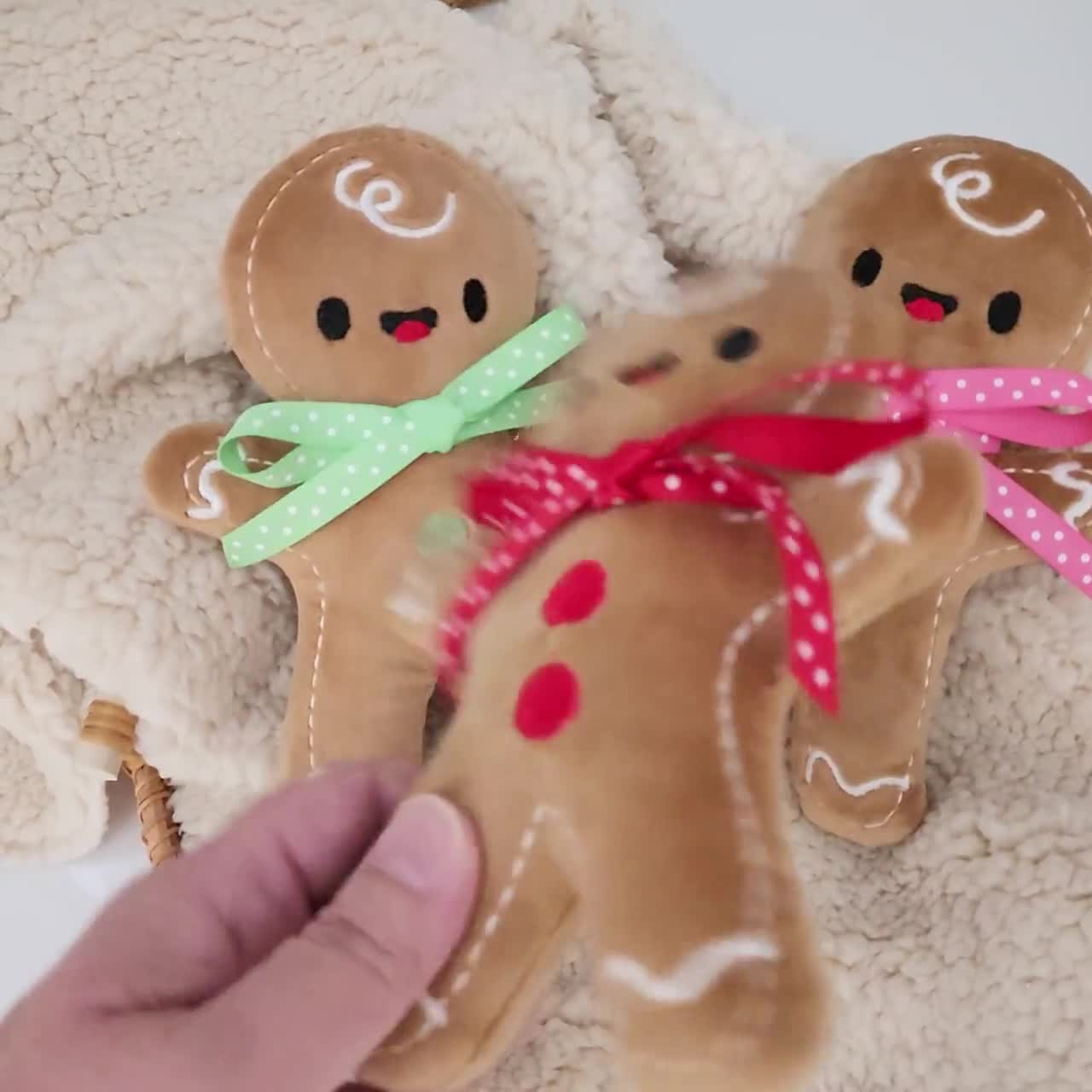 ジンジャーブレッドマンのぬいぐるみ（レッドリボン） - クリスマスの
