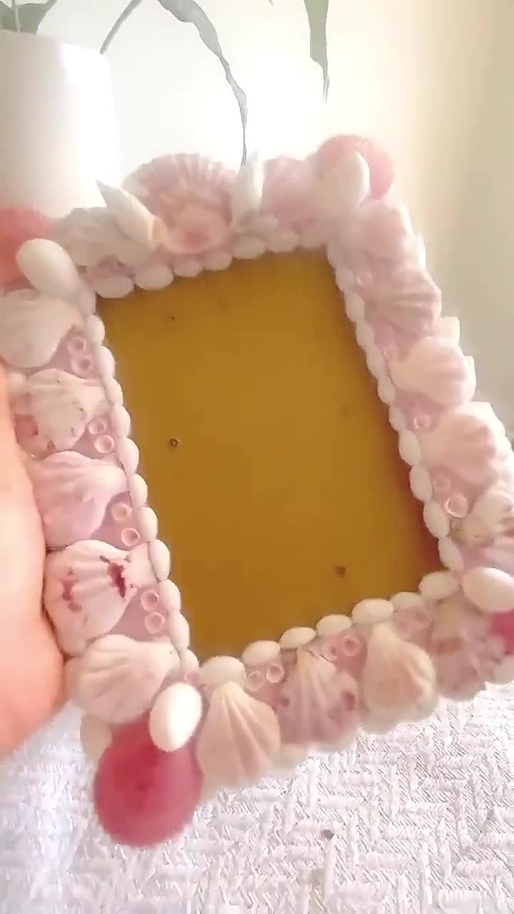 ピンクシェルの花かんむり　窓辺のシェルリースフレーム｜coastal decor Pink Seashell Picture Frame, Nautical Coastal Decor - Etsy