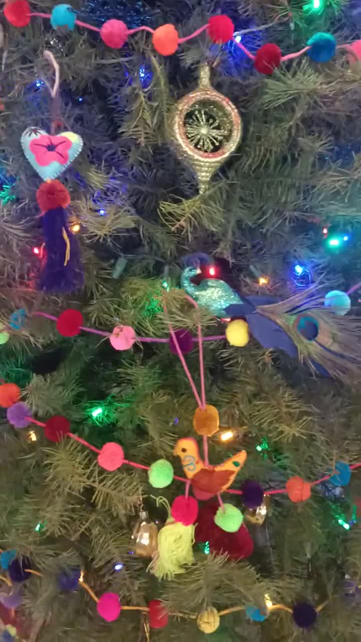 Weihnachtsbaumgirlande, 5 Pompons, 1,50 m lang