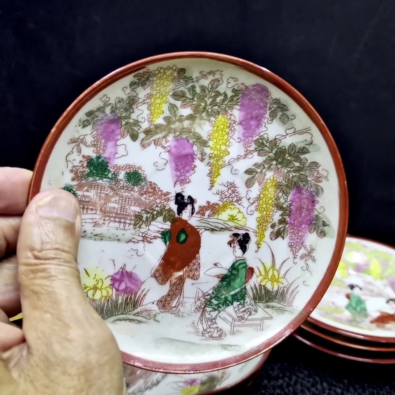 ヴィンテージ九谷焼 芸者皿：手描きの日本の磁器、赤い縁取り - 2個