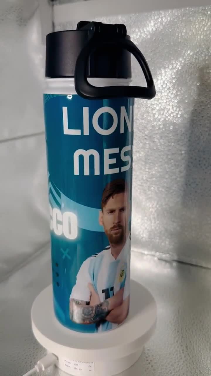 メッシの名入れタンブラー：アルゼンチンサッカーギフト、20オンス断熱
