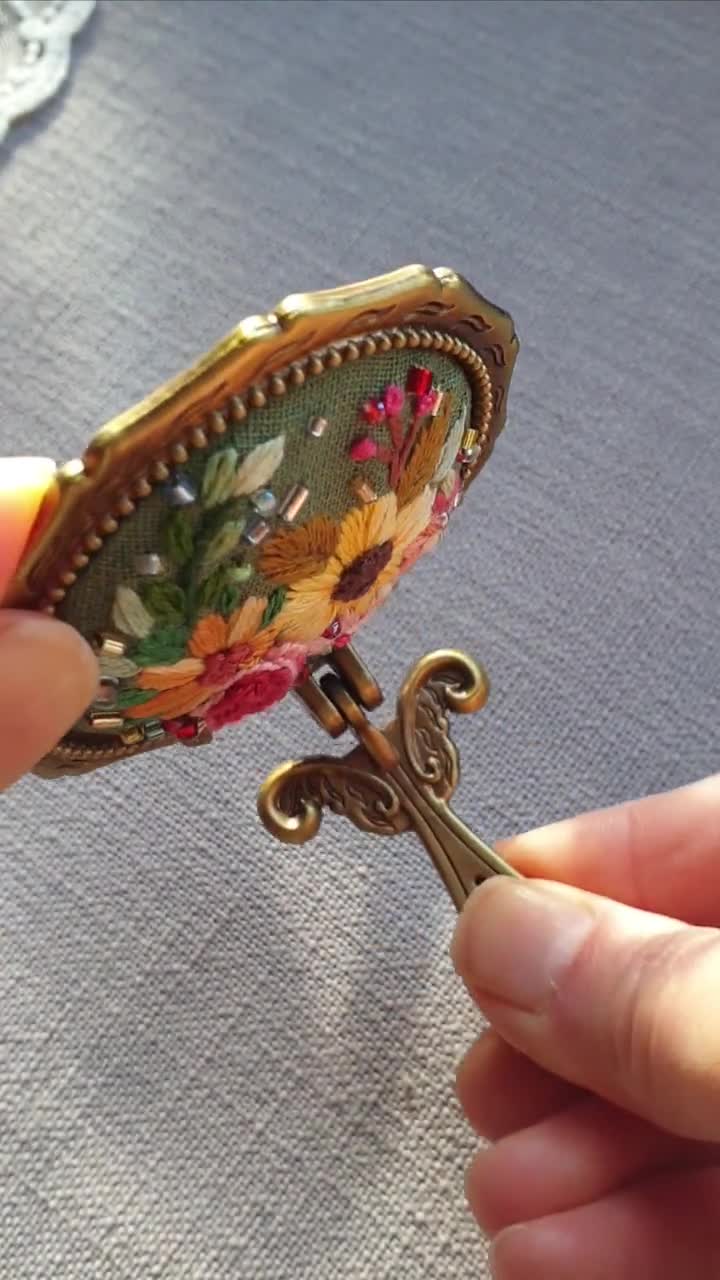 手刺繍の花柄ポケットミラー：ヴィンテージ真鍮製折りたたみミラー