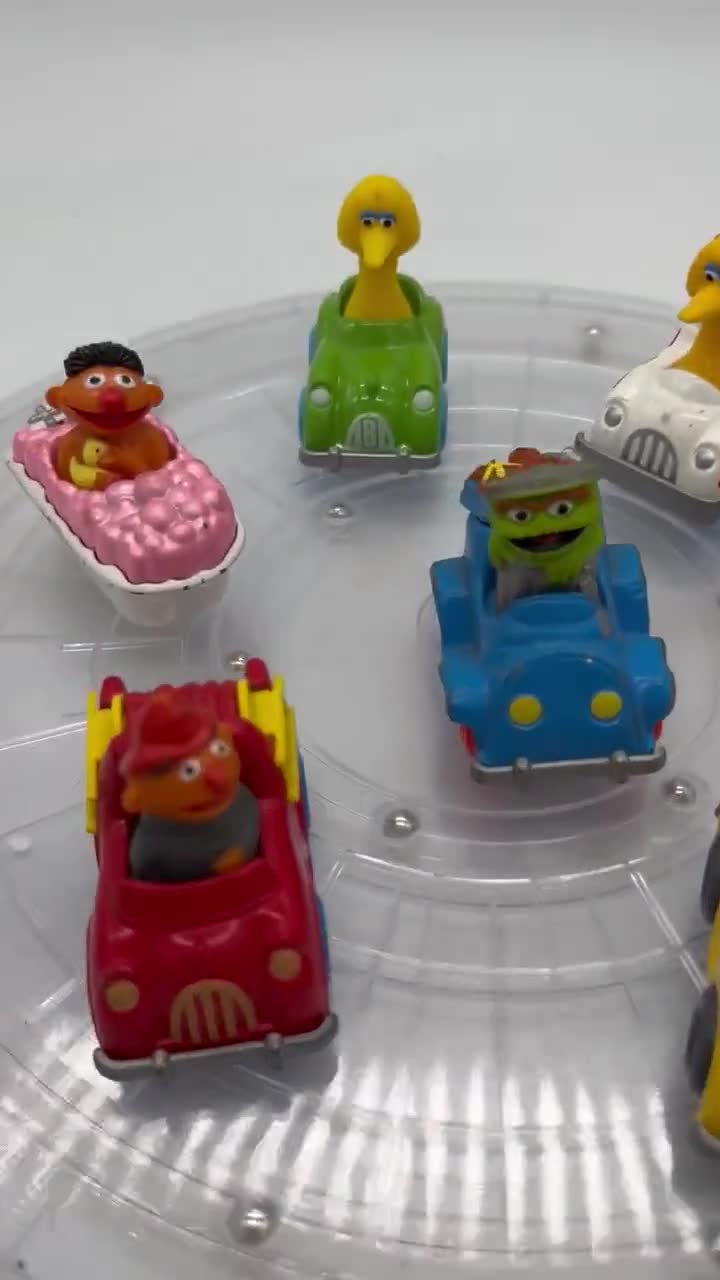 1981年、82年、83年、87年製のセサミストリートのキャラクター付き