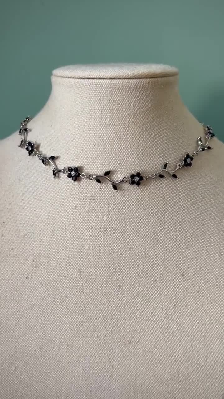 繊細な黒の葉のつる花柄シルバーチョーカーネックレス、エレガントで