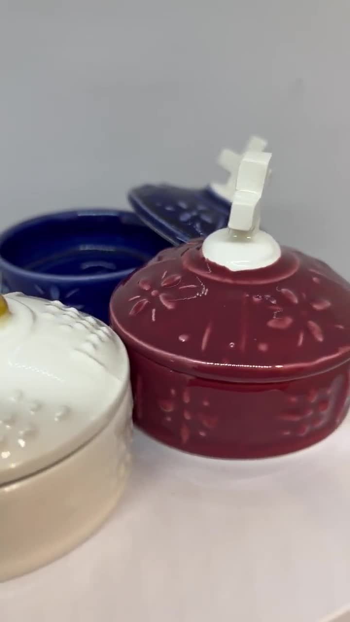 十字架の蓋が付いた手作りの陶器製記念品ボックス：キリスト教の贈り物