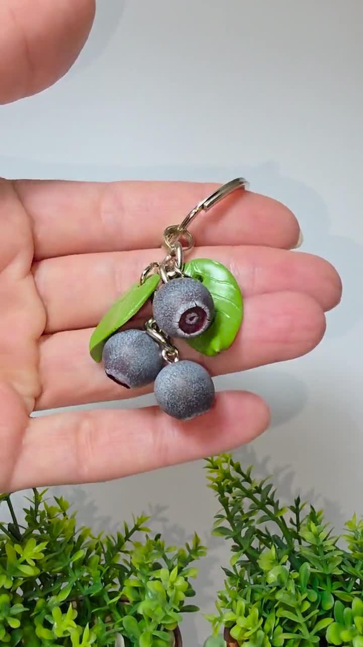 ポリマー粘土で作ったハックルベリーのバッグチャーム フルーツ