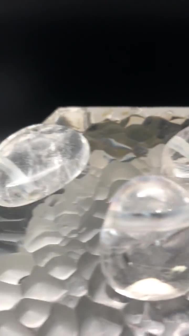 天然ロッククリスタル穴あき石 – タンブル加工・研磨済み形状 25mm