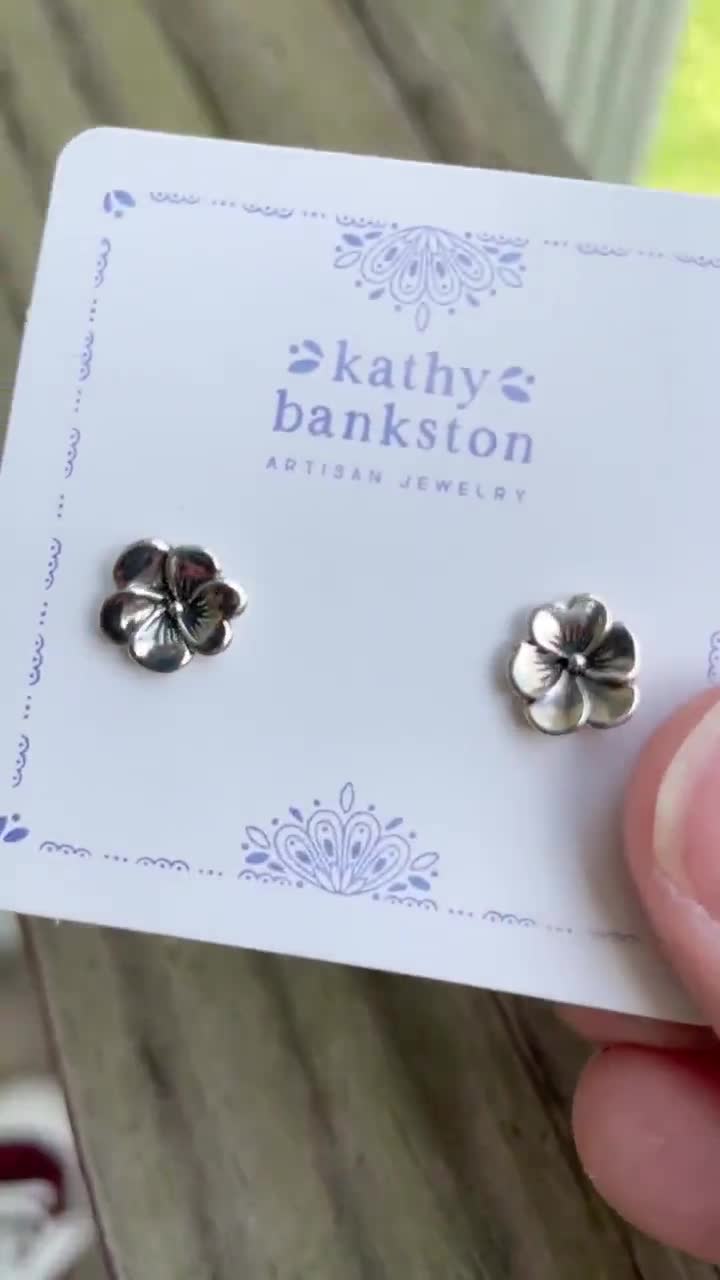 スターリングシルバーのパンジーフラワースタッドピアス、繊細な花柄の