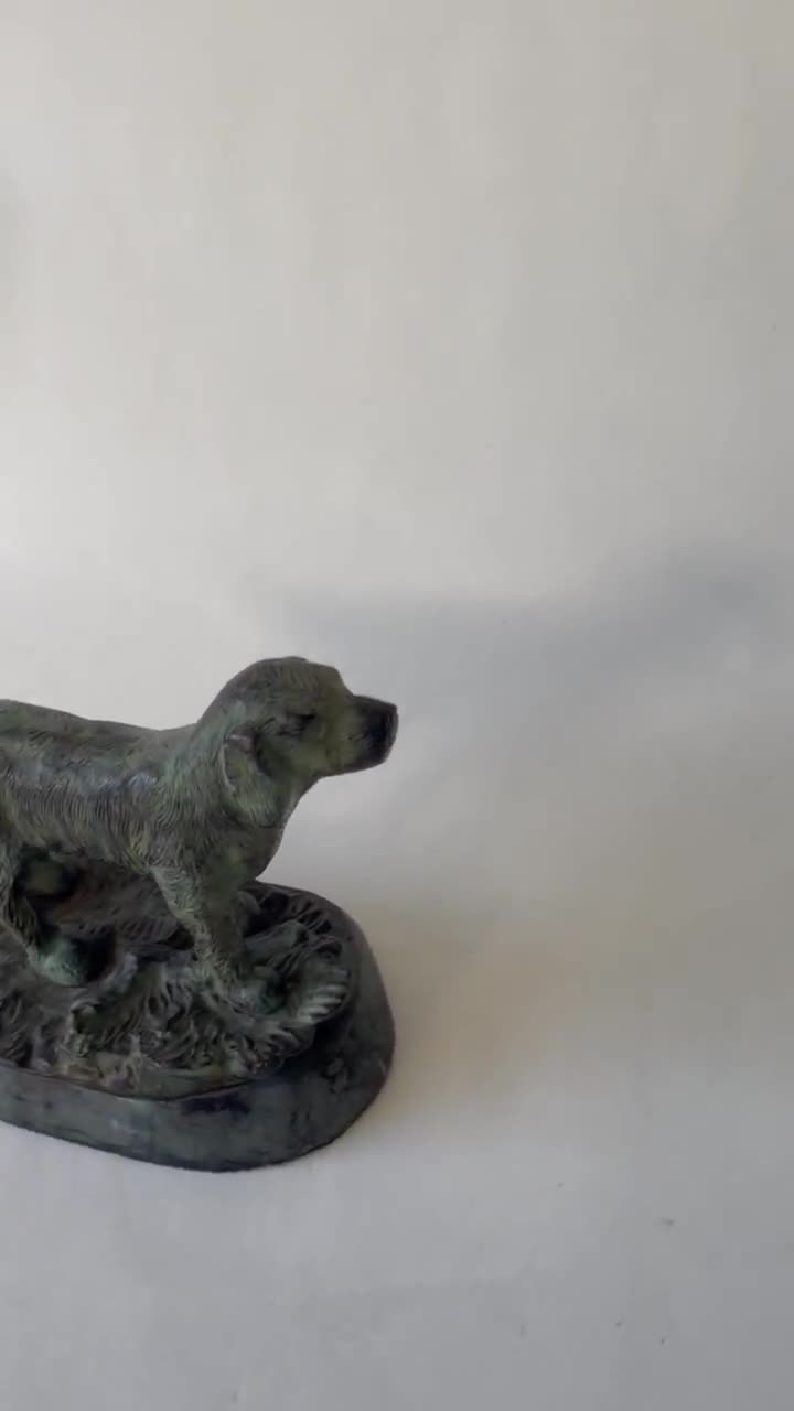 ヴィンテージブロンズ製犬の彫刻、大理石台座付き ― アールデコ様式