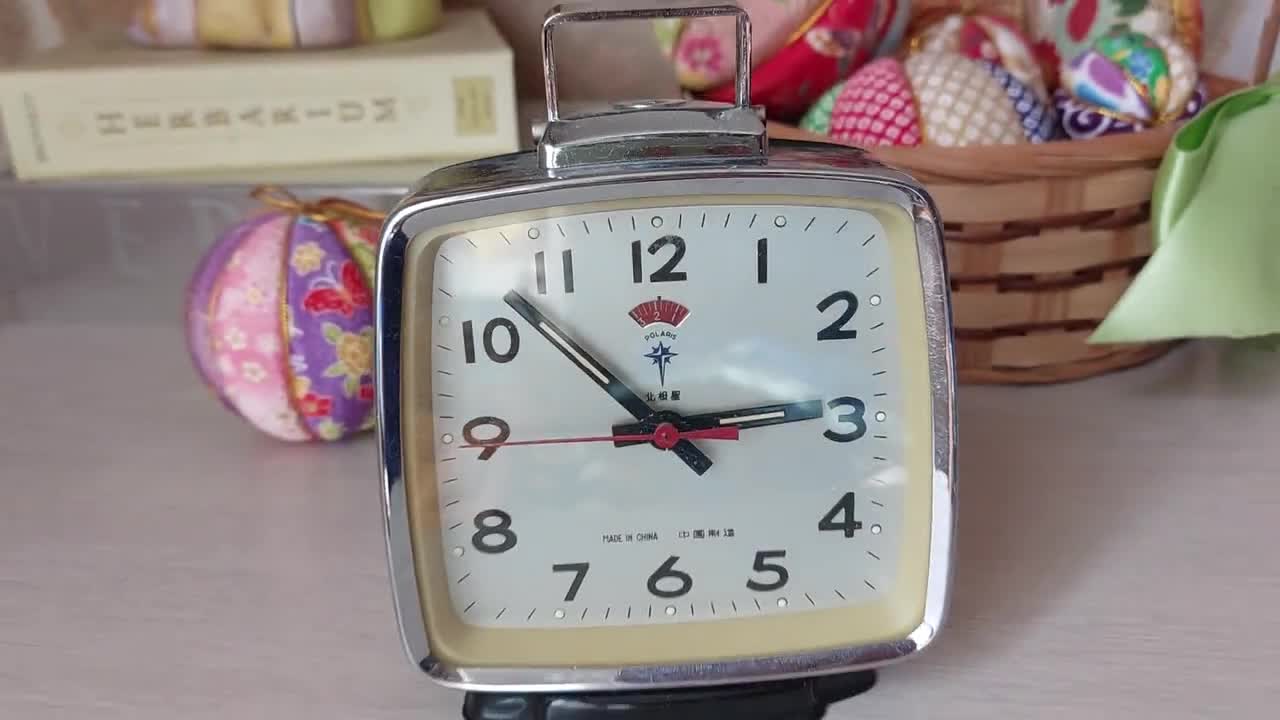 ヴィンテージの大型機械式目覚まし時計//70年代の中国製目覚まし時計