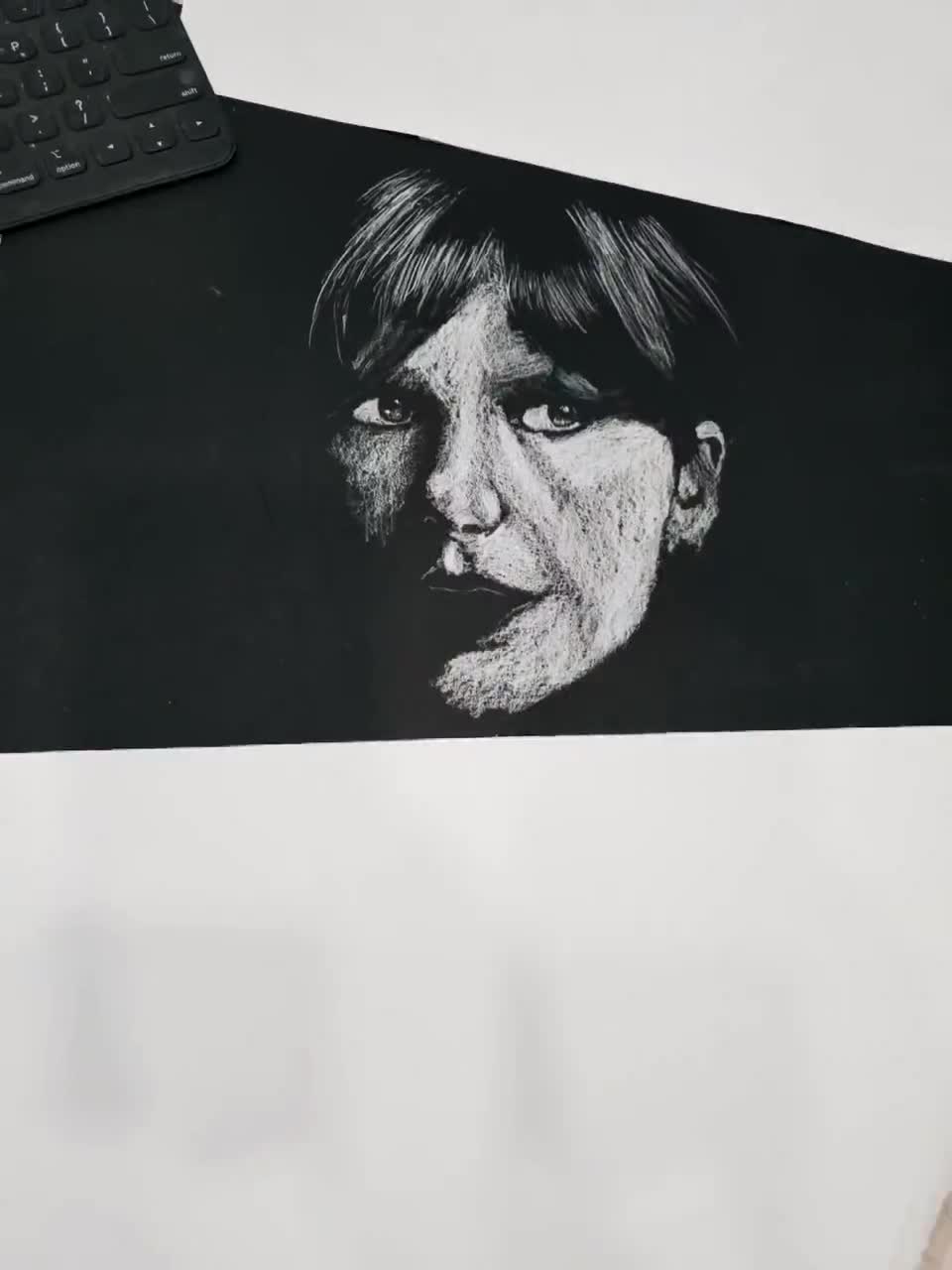 某プロサッカー選手 木炭画 肖像画 モノクロ 黒い紙に白い木炭 - Etsy 日本
