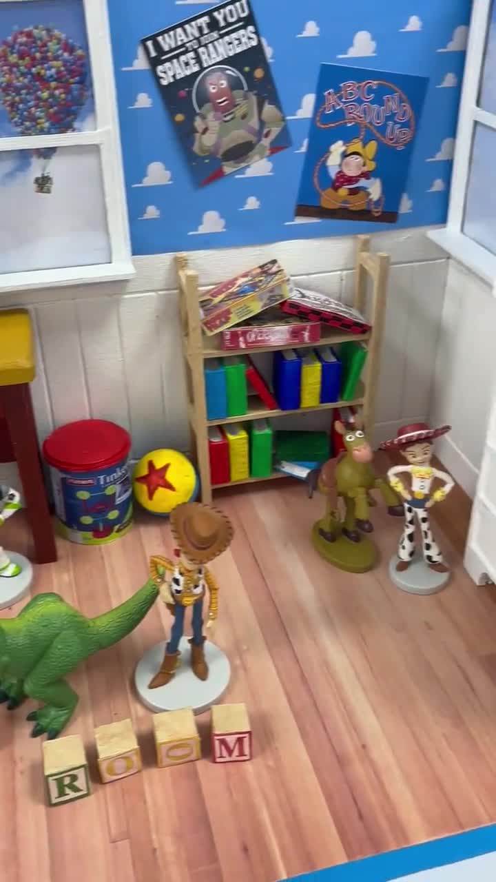 手作りトイストーリージオラマ - アンディの部屋の装飾（フィギュアは