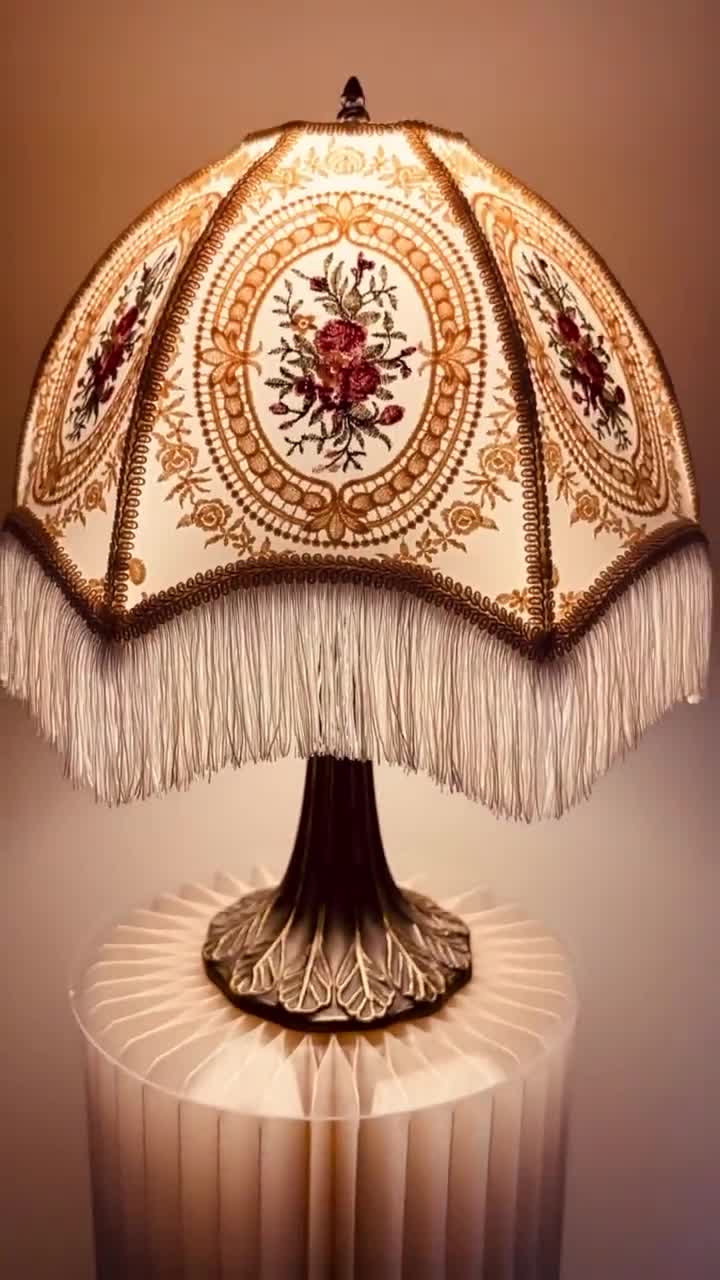 ハンドメイドのビクトリア朝風ランプシェード（ベース付き）：刺繍入り