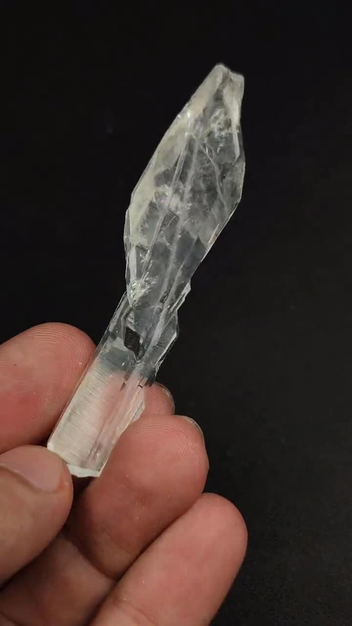 ファーデン水晶: 透明な鉱物標本、パキスタンのバルチスタン。 「11