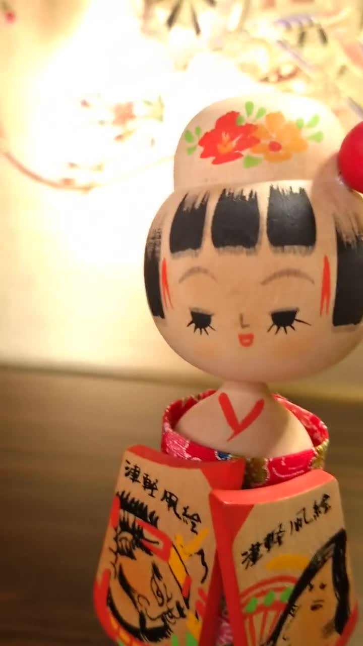 ヴィンテージこけし人形：ねぶた凧アート、音の出るガラガラ、日本の