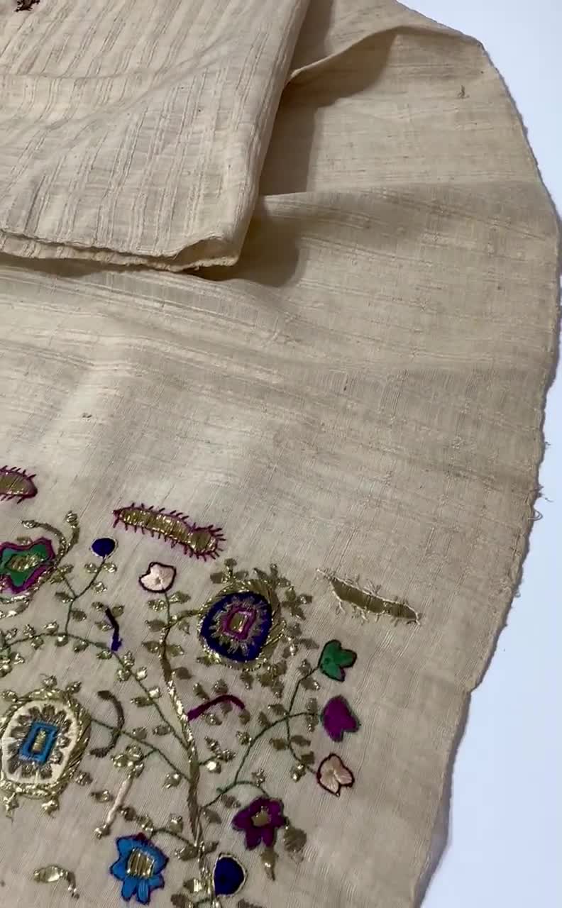 アンティークのギリシャ製セブレタオル：金色の金属刺繍、手編みレース