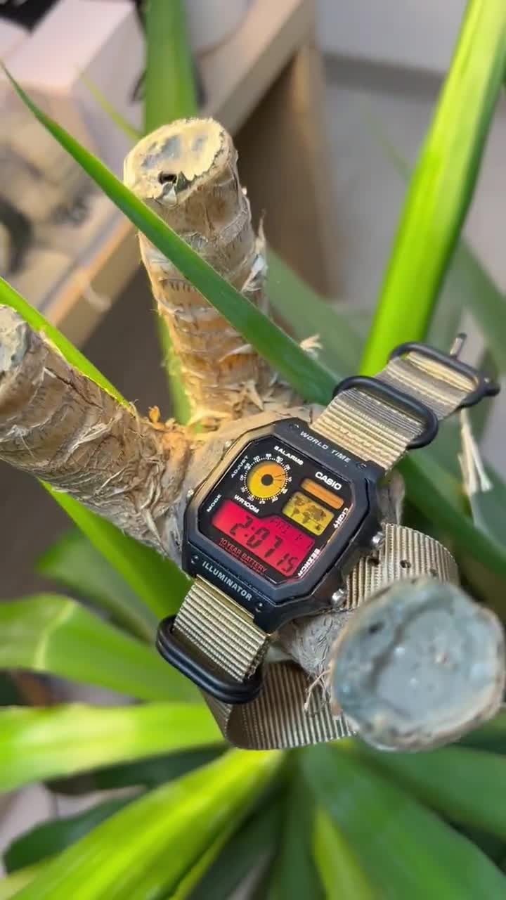 デザートクルーザー – カシオ AE-1200 をベースにした改造腕時計 – 赤