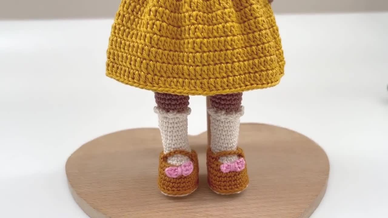 あみぐるみ人形 金色の髪 茶色のドレス あみぐるみ人形の服の編み図 – 10～12インチ人形用のエプロンドレス、T