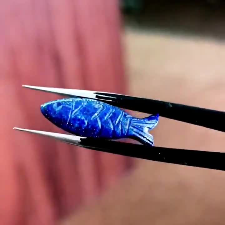 天然ラピスラズリの魚の彫刻、ジュエリー作りのための魚の形に彫刻され