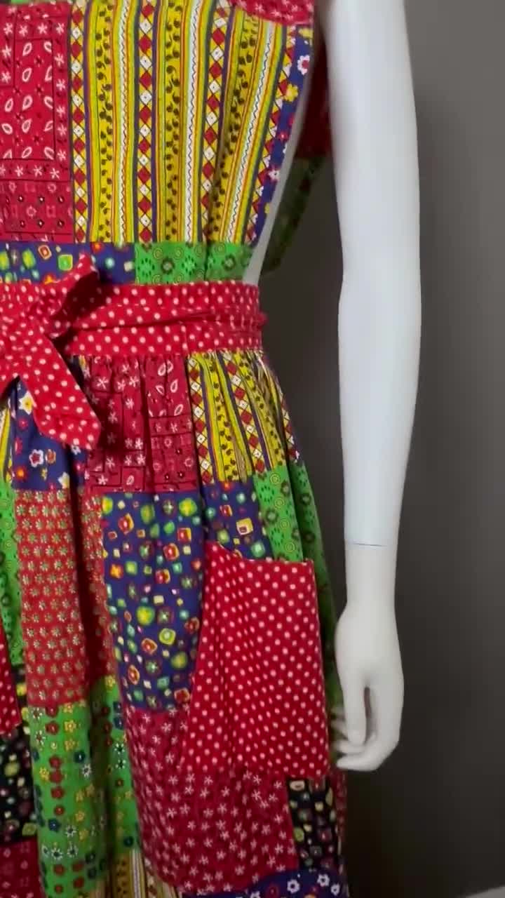 1960年代のパッチワークプリントのエプロンドレス（デザインハウス製