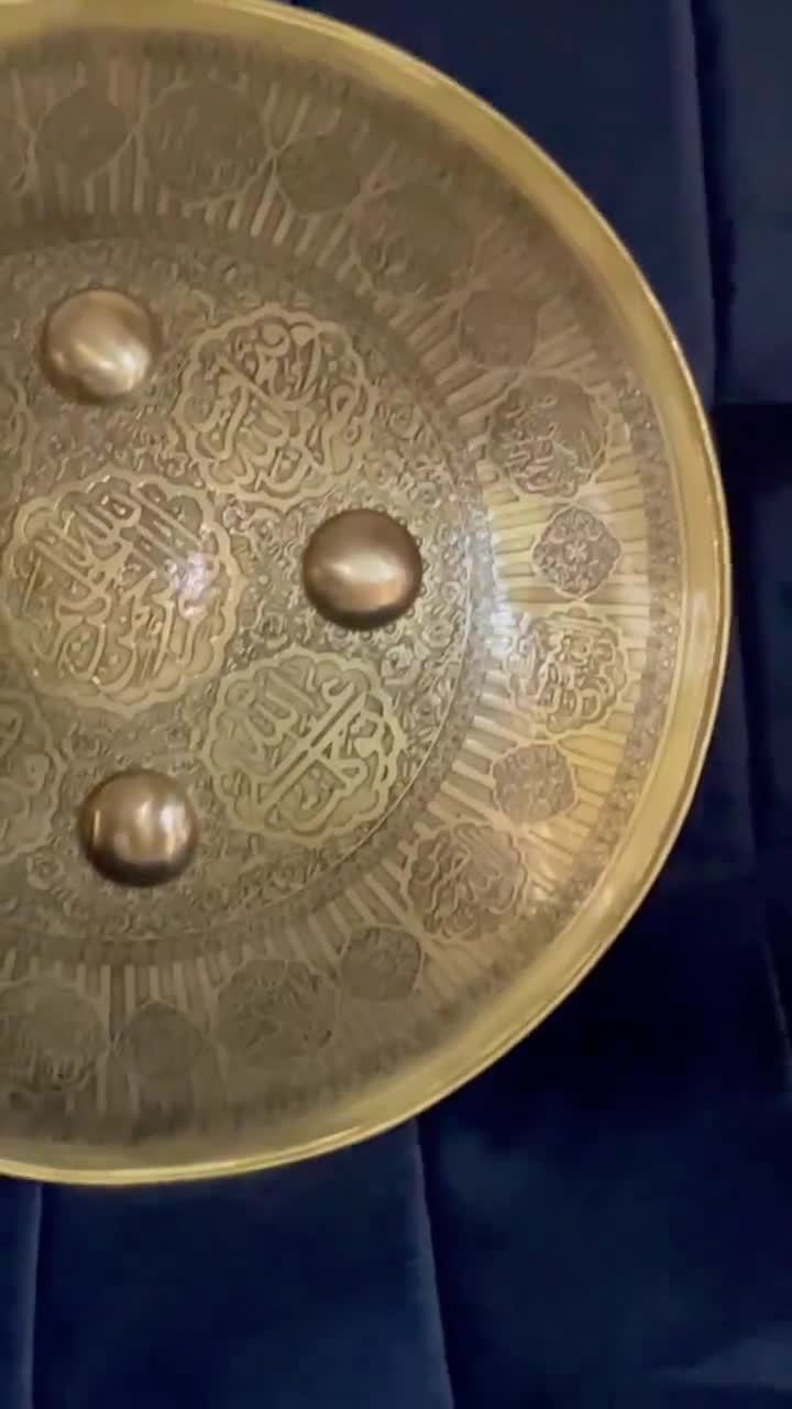 イスラムの盾 18インチ アラビア文字の彫刻入り 真鍮磨き仕上げ