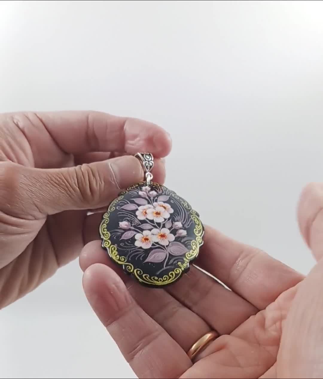 手描きキャラクターと模様のペンダント 手描きの桜ペンダント、ミニチュア漆芸 - Etsy 日本