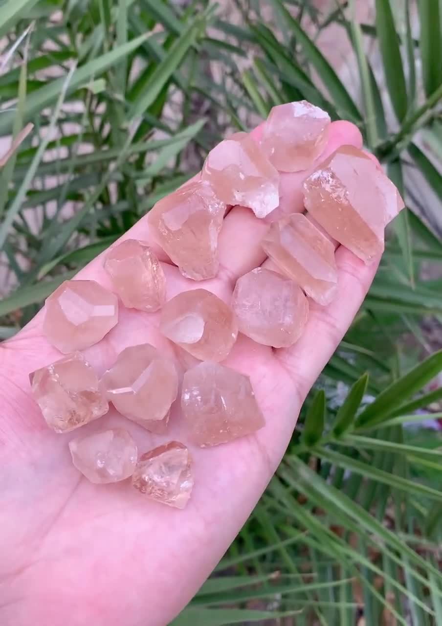 パキスタンのスカルド産、美しい黄金色のトパーズ結晶。160グラム