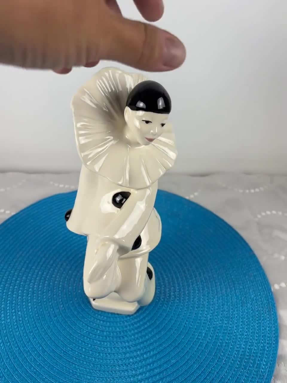ヴィンテージのピエロの置物、白い陶器製、劇場スタイル、エレガントな