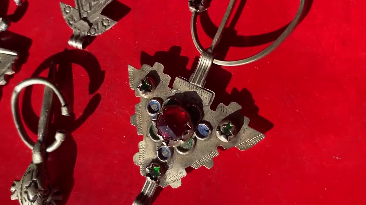 モロッコ・トゥアレグ様式の手彫りフィブラペンダントブローチ - 各種