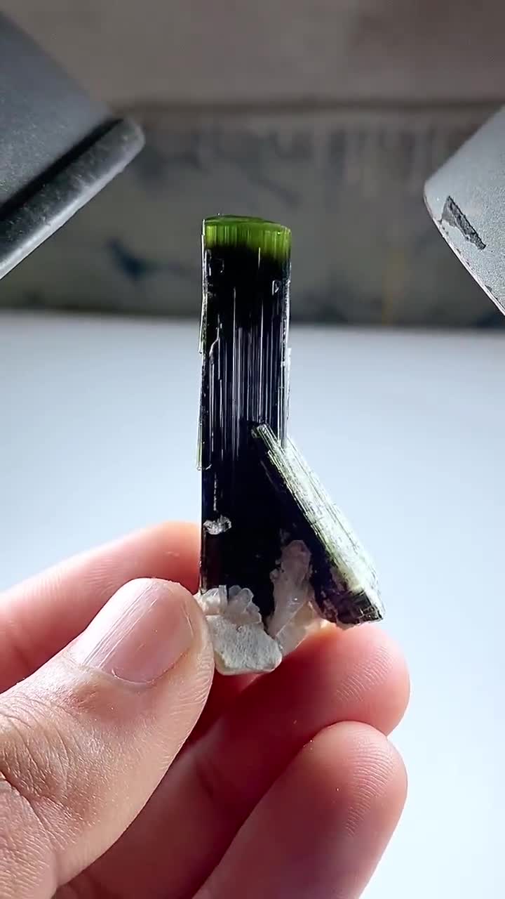 グリーンキャップトルマリン結晶（アルバイト入り）：パキスタン産天然
