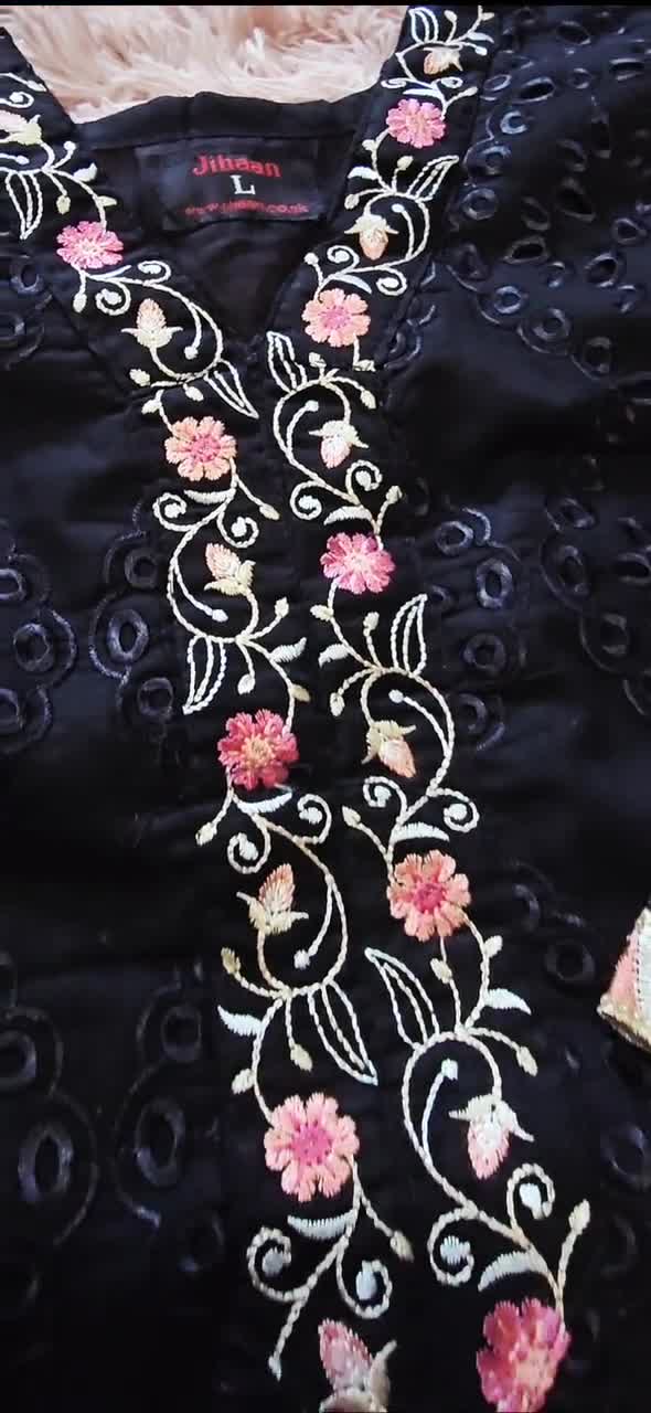 パキスタンのドレス、刺繍入りブラックローンサルワールカミーズスーツ