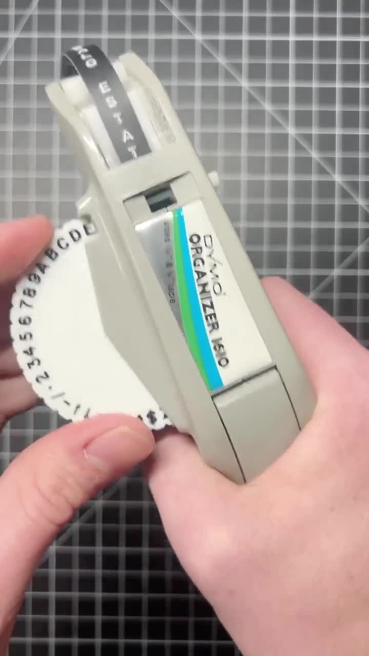 DYMO Interchangeable Embossing Labeler | DYMO 1610 - With Script