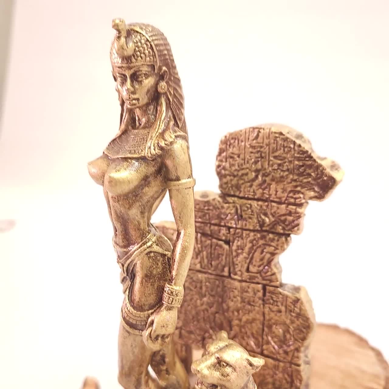 金のクレオパトラ像 - 女王にふさわしい優雅さ - 古代エジプトの室内