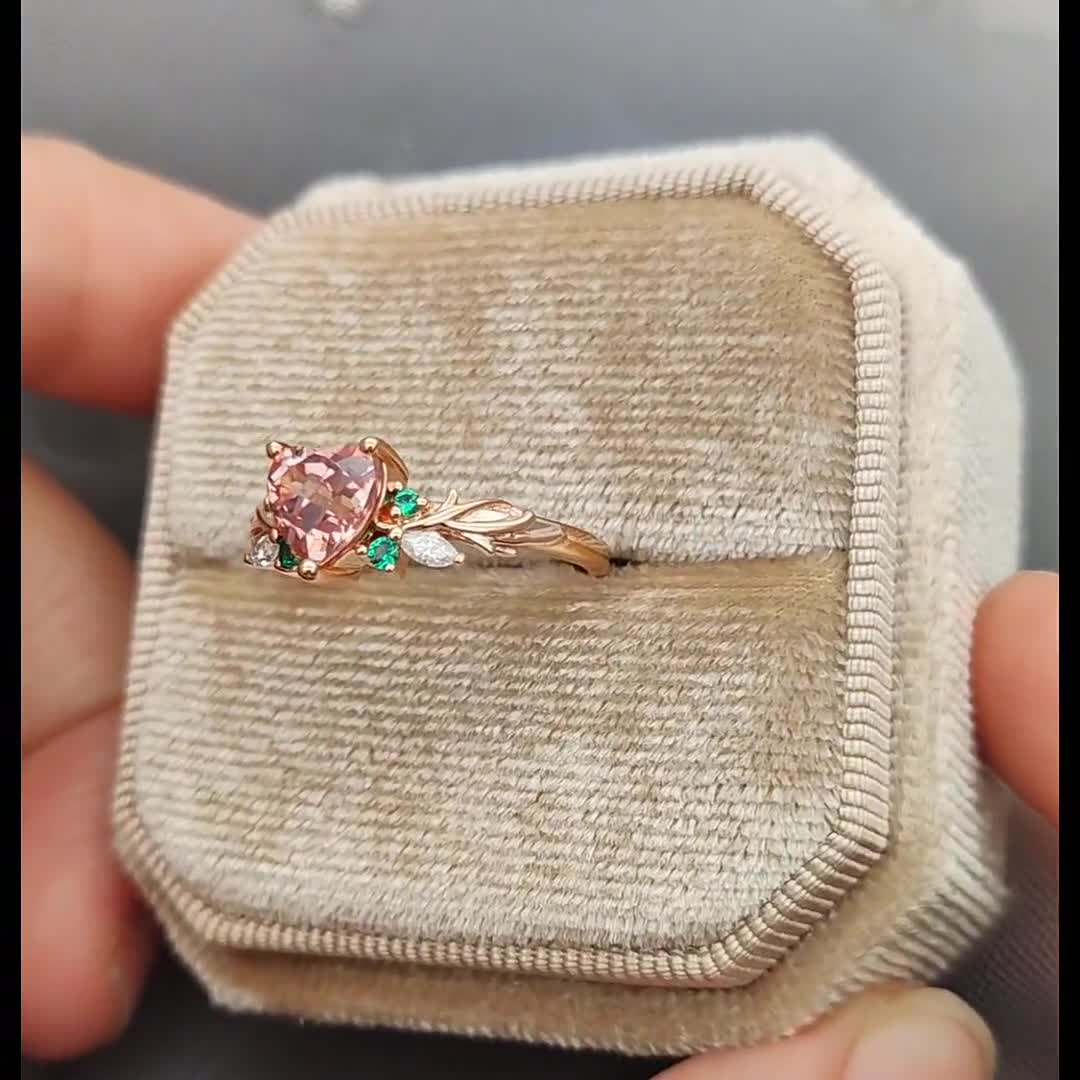 ハート型ピンクサファイア婚約指輪：エメラルド、モアッサナイト、金箔
