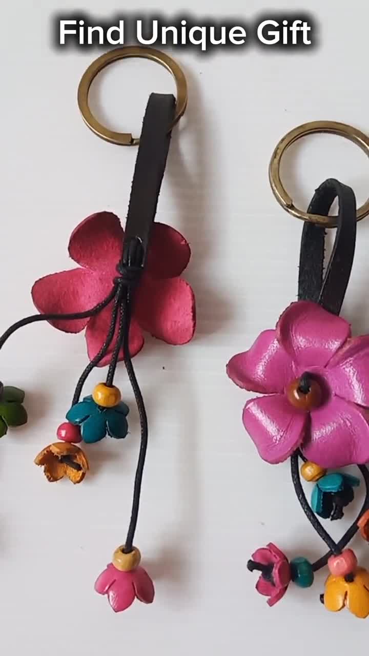 手作りの革製フラワーキーホルダー、本物の花びらバッグチャーム