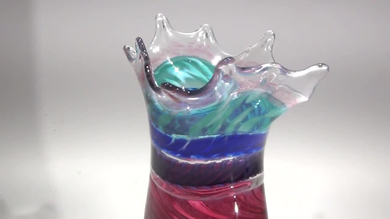 大きくてエレガントな手吹きガラスの縦溝付き花瓶 - Dirwood Glass