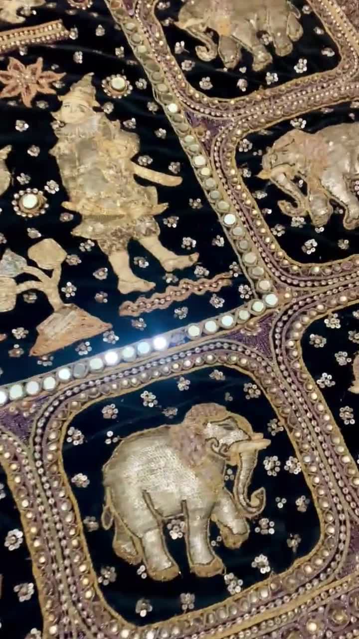 ヴィンテージのビルマ・カラガ・タペストリー、手刺繍の象、金糸と