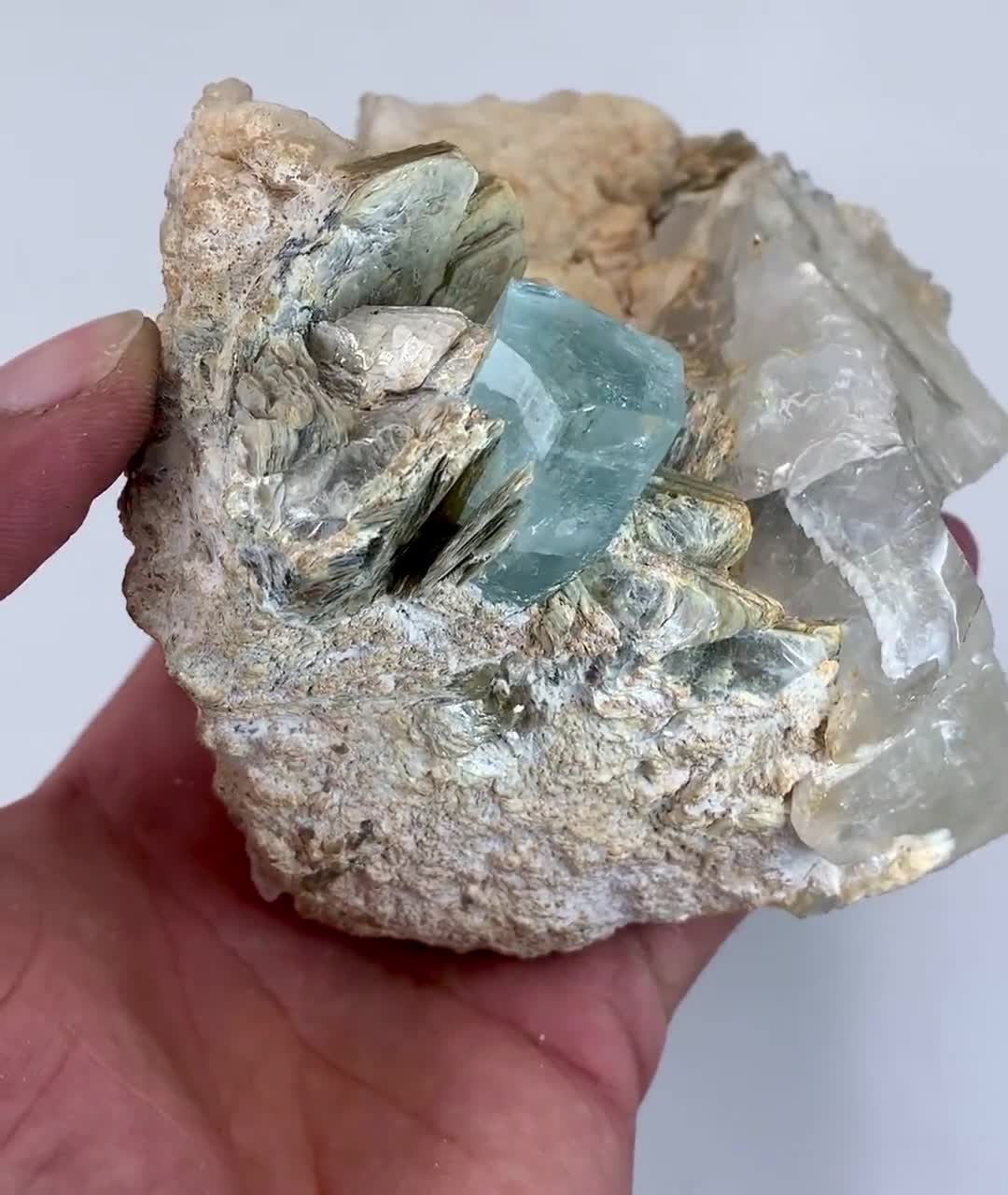 希少な完璧なアクアマリン結晶（母岩付き、水晶と雲母を含む