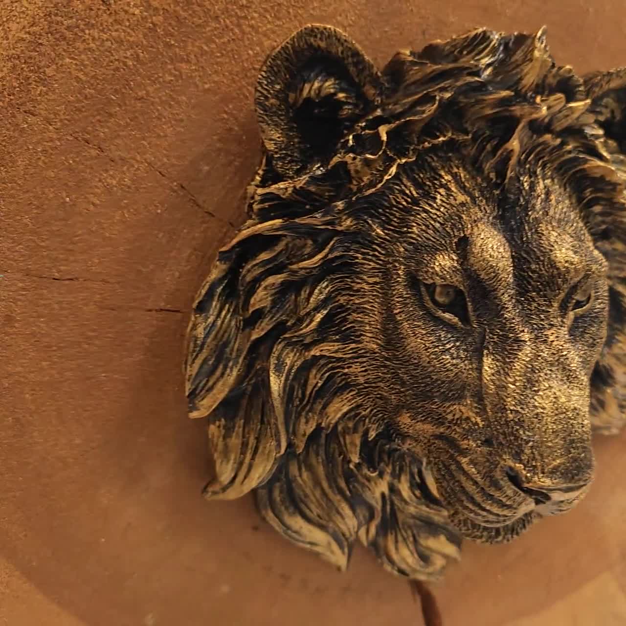 金のライオンヘッドの壁飾り：古代スタイルの動物彫刻 - Etsy 日本