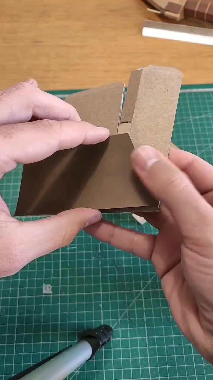 デロリアンのテンプレート。段ボール製の車を作るためのDIYプラン