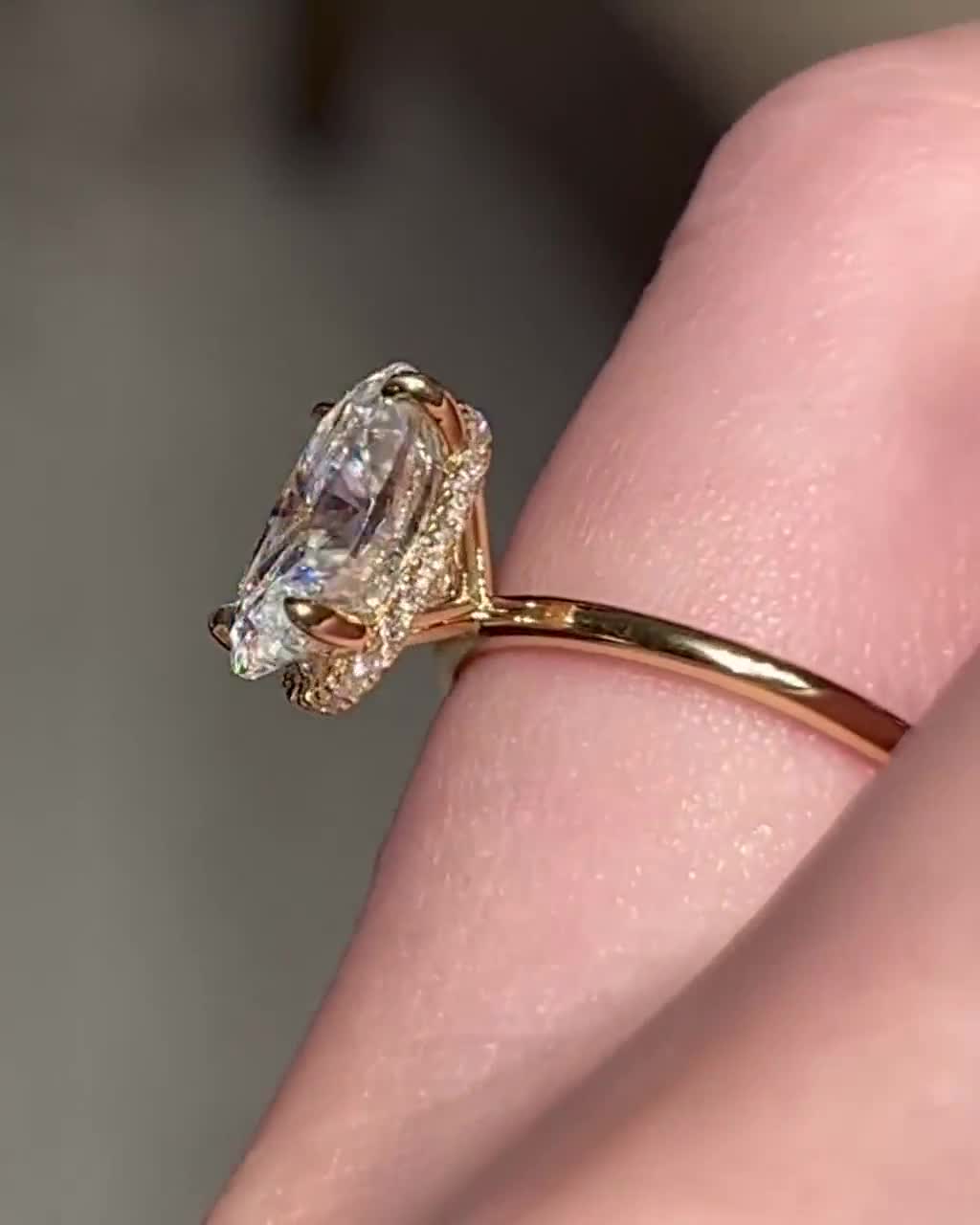 2カラット オーバル型モアッサナイト婚約指輪、隠しハローデザイン