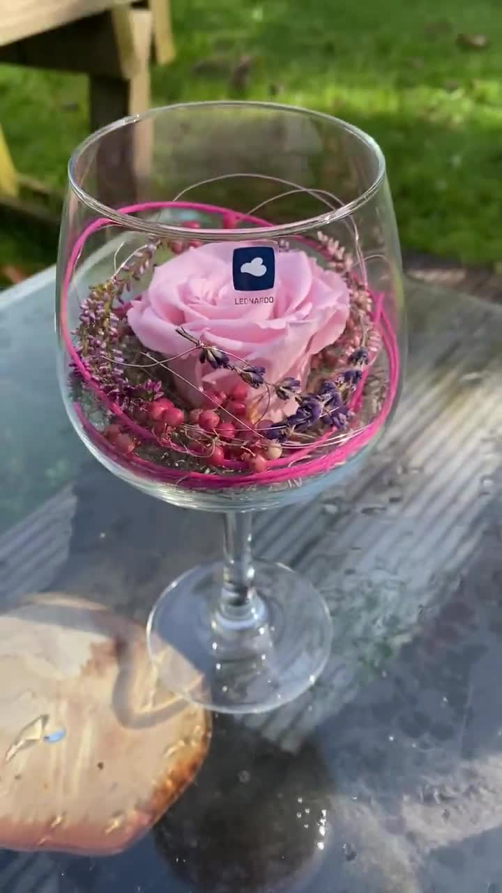 Belrosa im Weinglas , konservierte Rosen Infinity Hochzeit Tischdekoration Sommer Muttertag