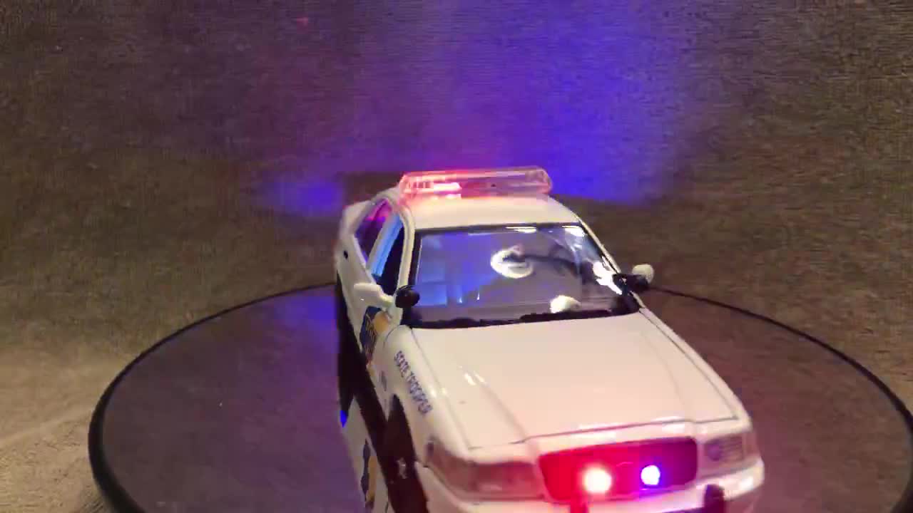 1/24スケールの州警察フォード クラウン ビック（作動灯とサイレン付き