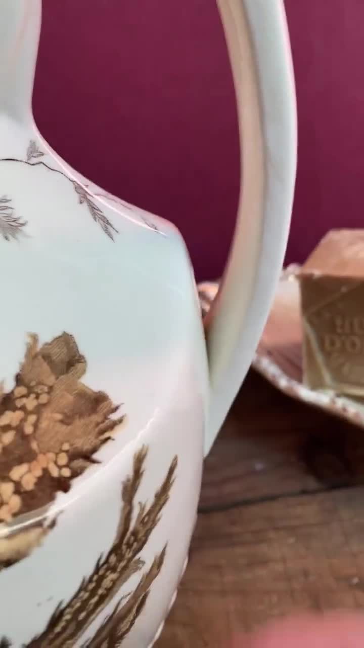 花飾りが施された希少なアンティークの鉄石製水差し - Etsy 日本