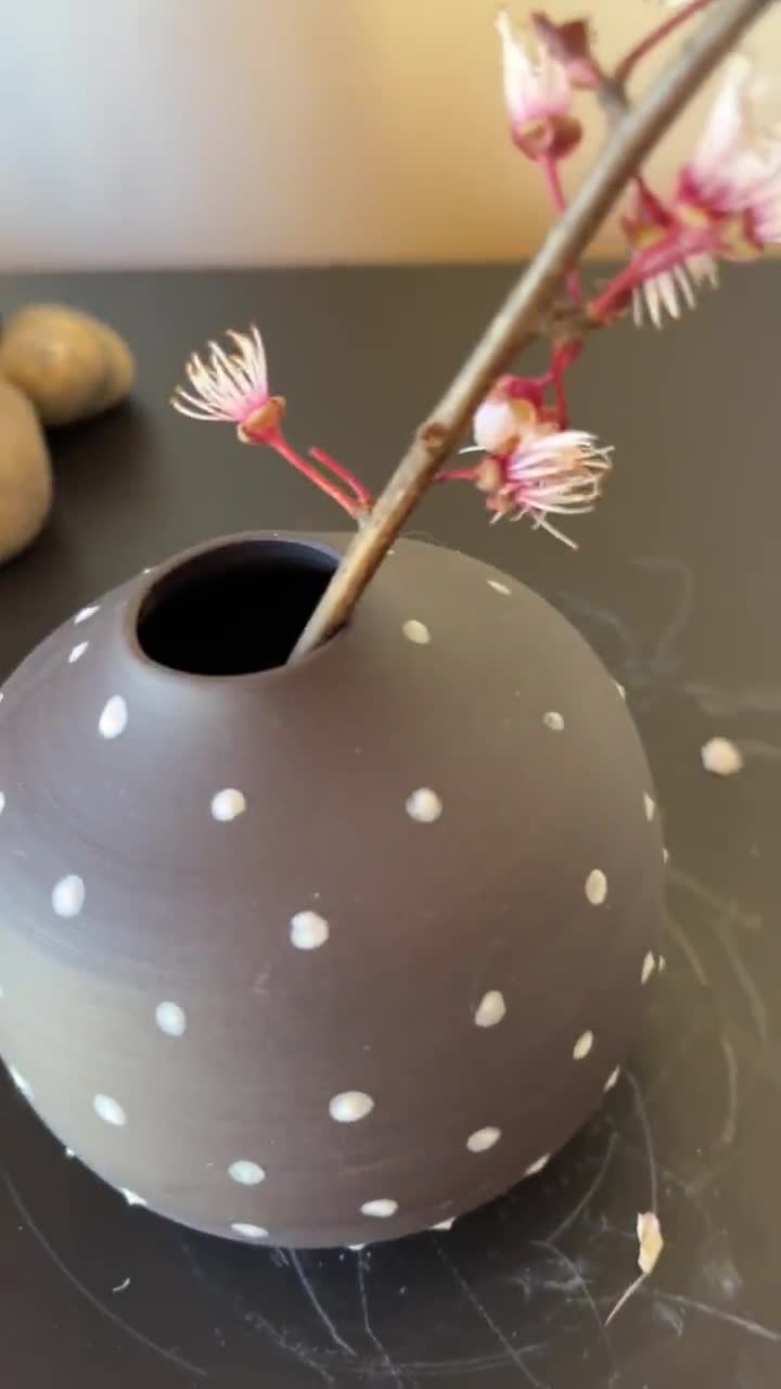 黒磁の月壺型花瓶：テクスチャードドット、生け花用花瓶、ジャパンディ