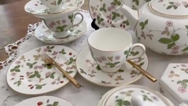 Wedgwood Wild Strawberry Tea and Pastry Service for 6 Place