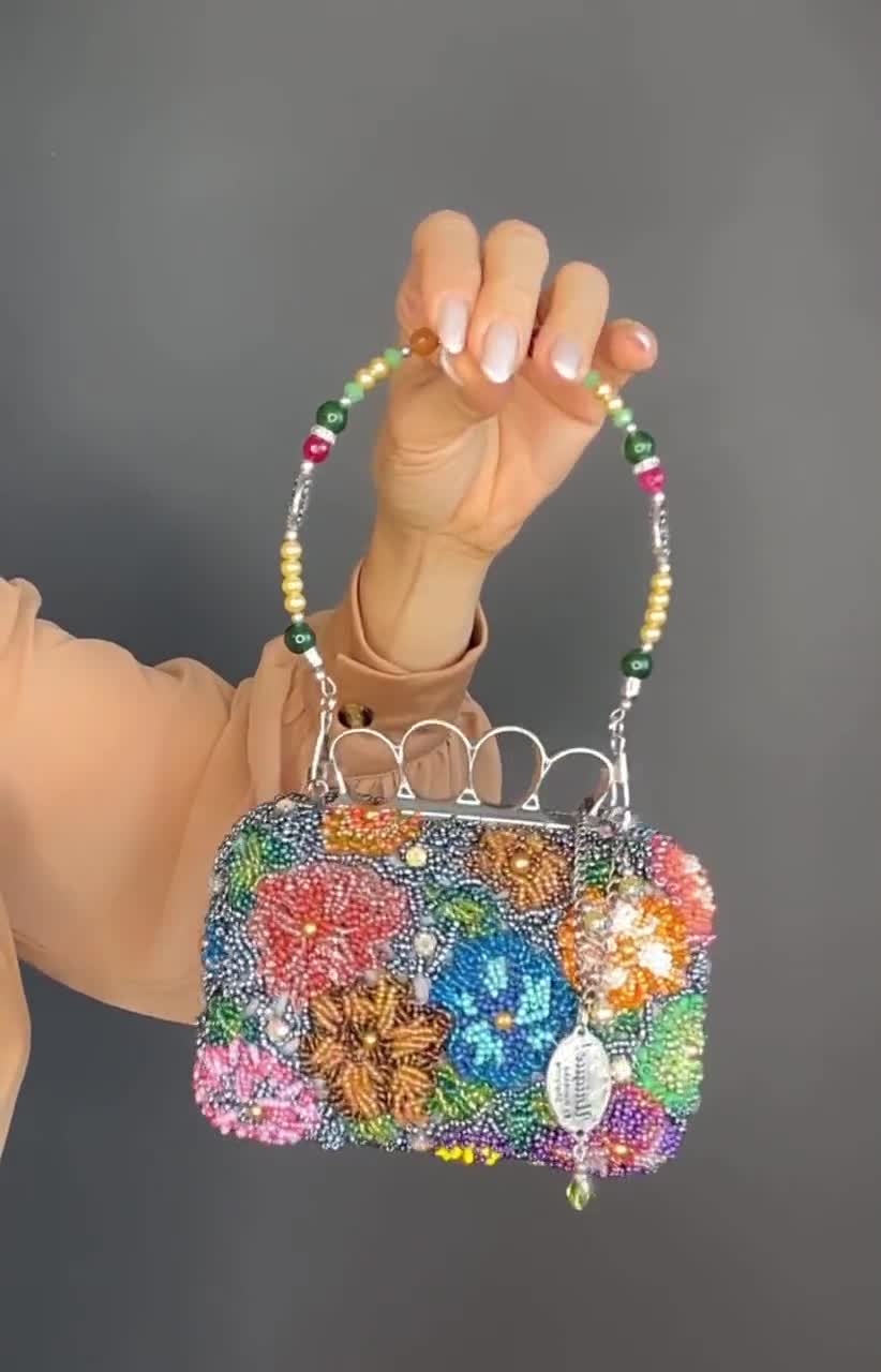 未使用　クラッチバッグ　ポーチ　ショルダーバッグ　花柄　刺繍 ビーズ装飾 手作りの刺繍入り花柄ビーズクラッチバッグ、ユニークなイブニング
