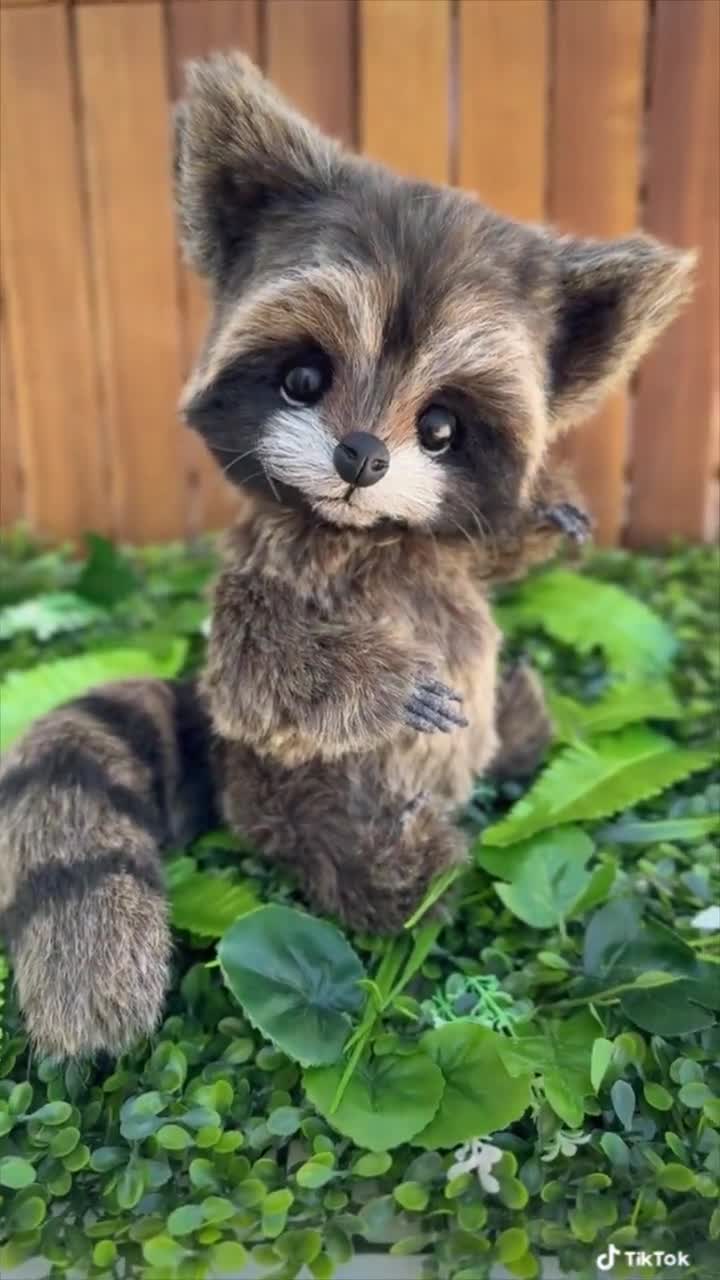 リアルなアライグマのテディベア：手作りのコレクター向けぬいぐるみ